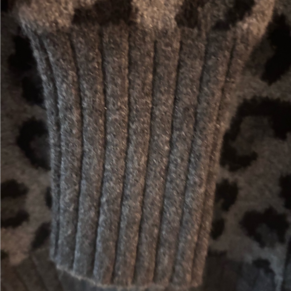 Cynthia Rowley Wool Blend Gray AnimalLeopard Print Sweater - small - Picture 4 of 5